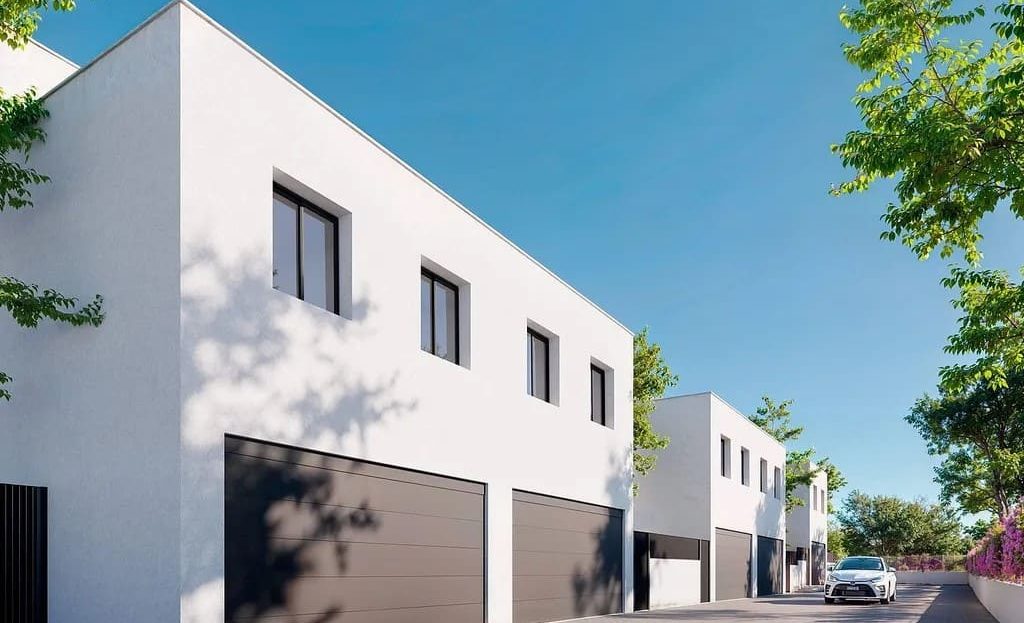 Двухквартирные дома с гаражами на улице Серра-де-Ллаберия, Камбрильс