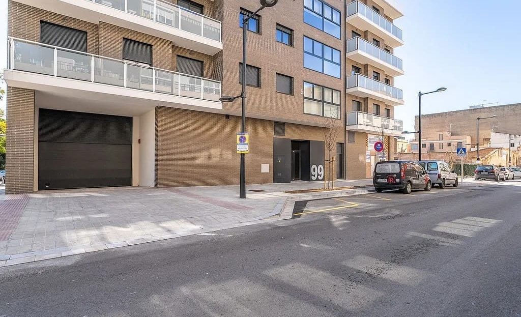 Входная зона и парковка нового жилого комплекса на улице Дель Розер