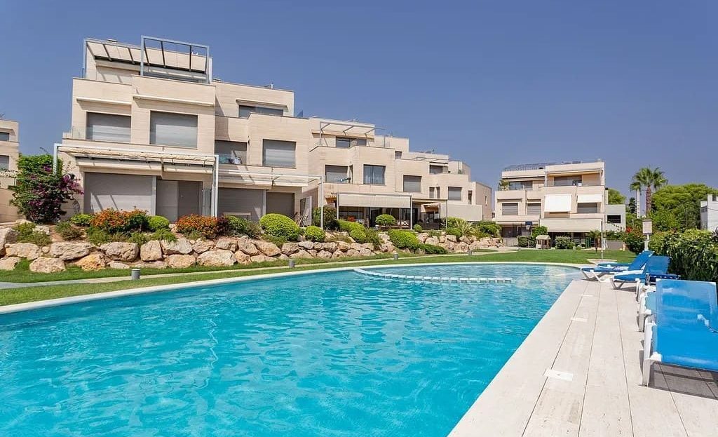 Общий бассейн жилого комплекса Villas del Mar