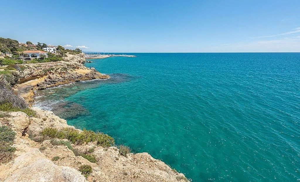 Панорамный вид на Средиземное море и скалистый берег рядом с земельным участком