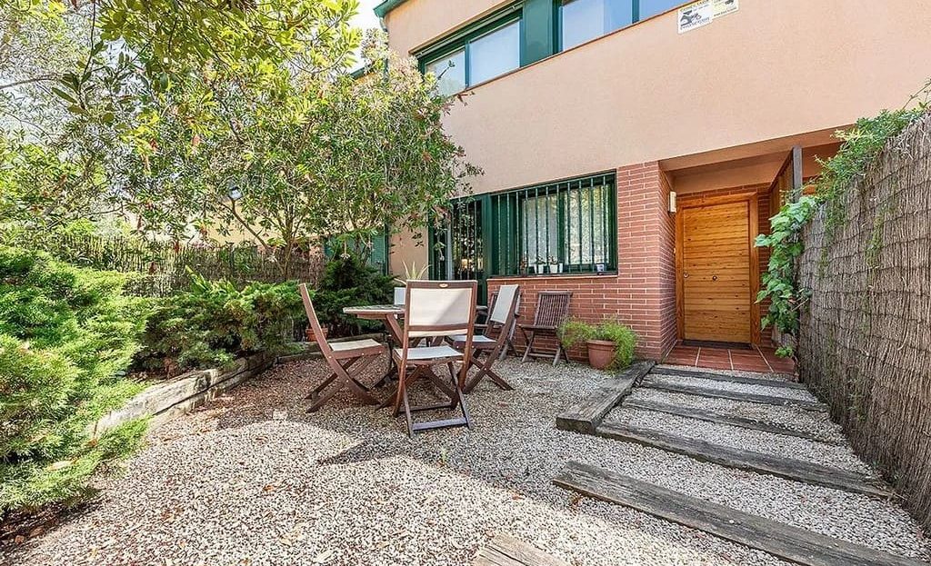 Вход в таунхаус с частной территорией и зелёными насаждениями