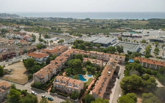 Панорамный вид на жилой район Альтафулла с бассейном и зелеными зонами