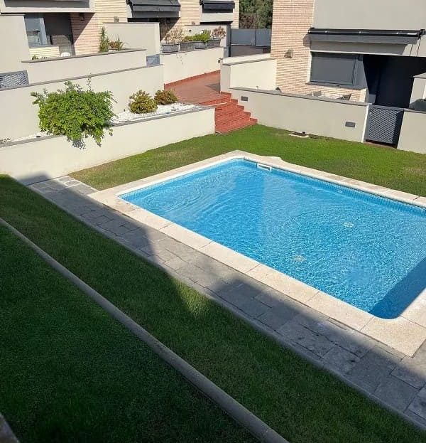 Общий бассейн жилого комплекса с зелёной зоной