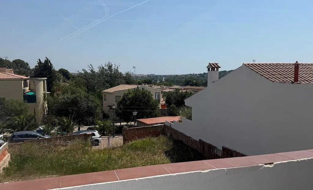 Вид с террасы квартиры на окрестности и жилую застройку