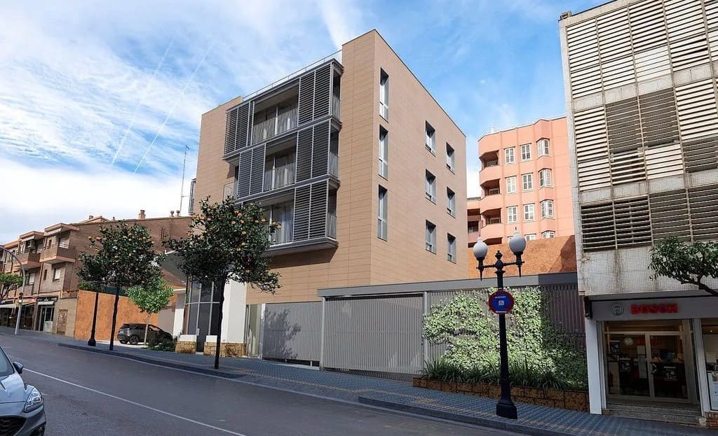 Современное здание комплекса Vía Augusta рядом с морем