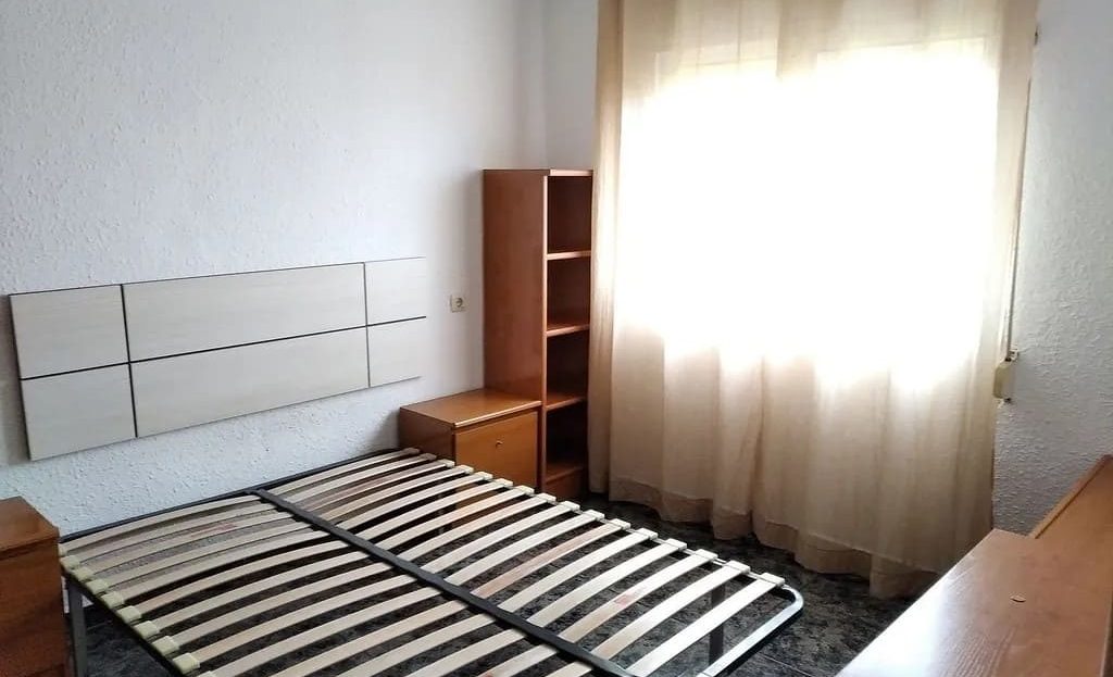 Спальня с двуспальной кроватью и естественным освещением