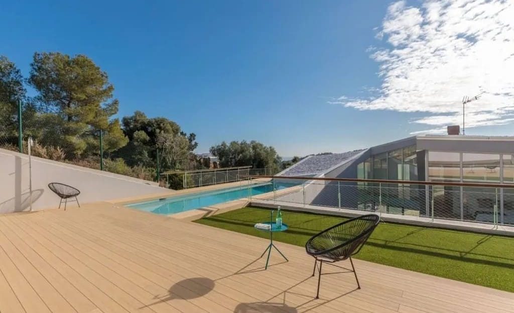 Терраса с зоной отдыха и бассейном с видом на горы и море