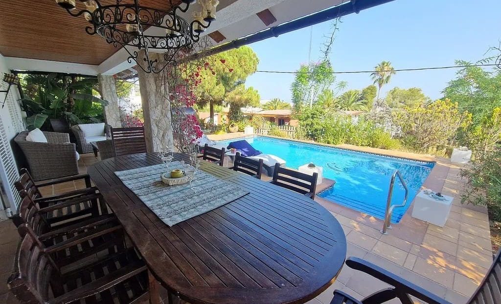 Терраса с обеденной зоной рядом с бассейном в частной вилле