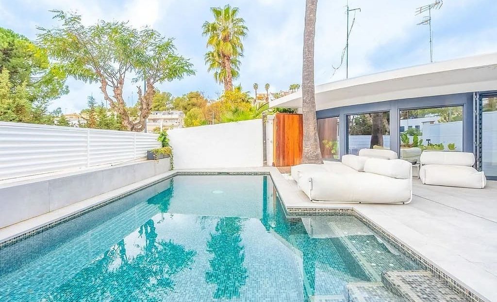 Зона отдыха у бассейна с солнечной террасой и садом