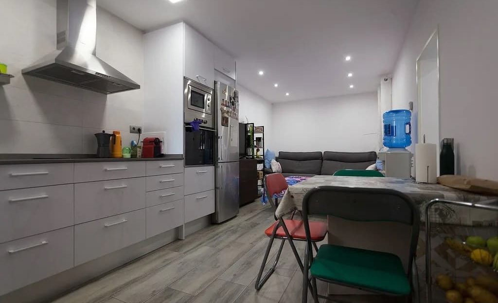 Кухня-столовая открытой планировки в отремонтированной квартире.