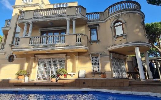 Вилла с бассейном и балконами в районе Кастельдефельс-Плайя.