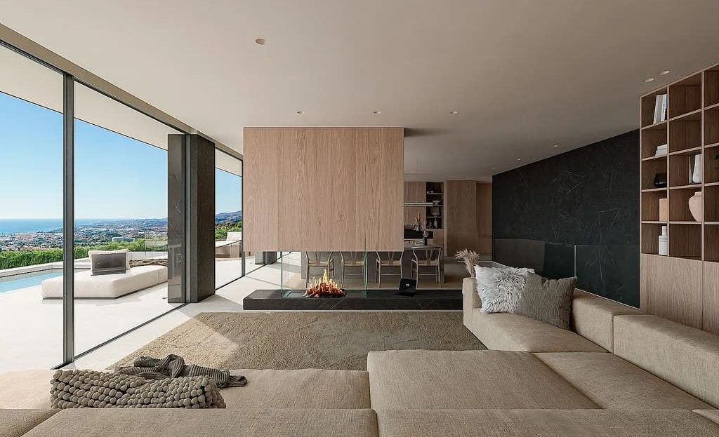 Просторная гостиная с панорамными окнами и видом на море