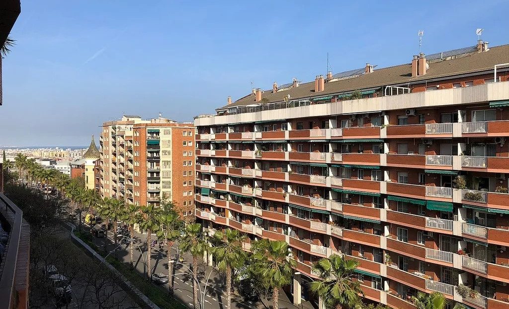 Вид с балкона на Ронда дель Гинардо и жилые дома