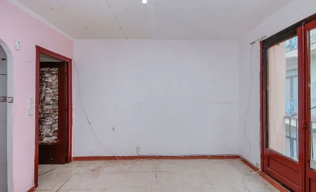 Гостиная-столовая с балконными дверями и естественным светом