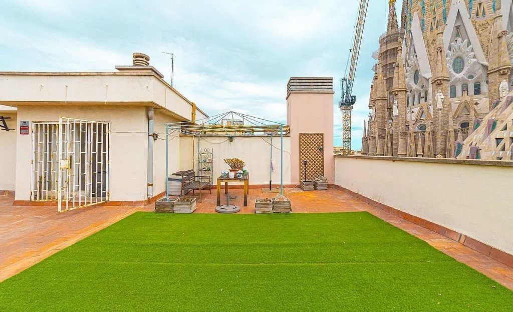 Просторная терраса-солярий пентхауса напротив Саграда Фамилия