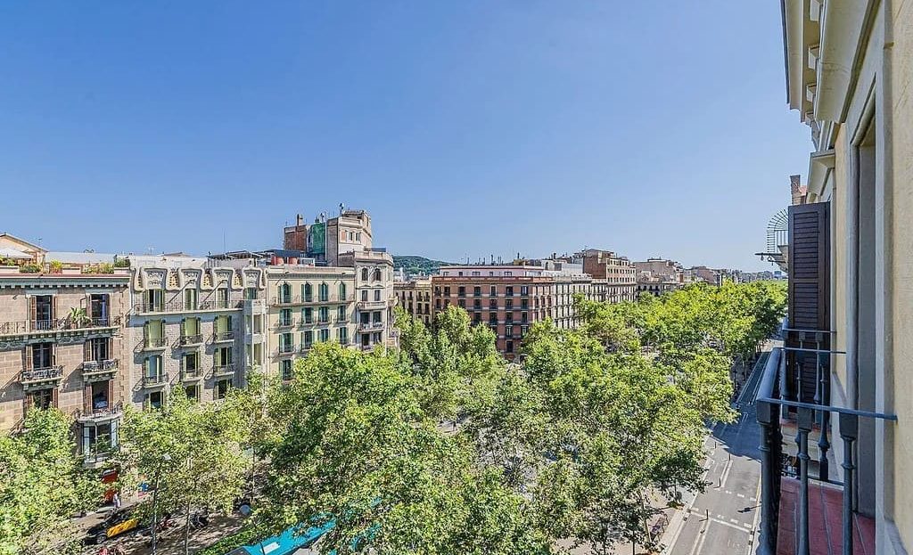 Балкон с видом на улицы Эшампле и зелёную зону