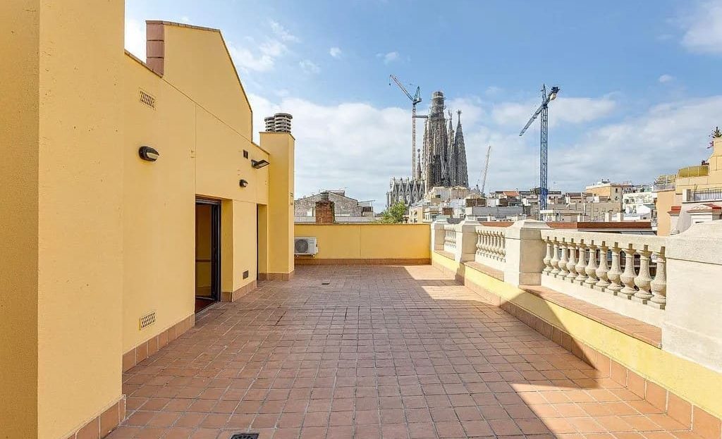 Просторная терраса на крыше с видом на Саграда Фамилия и город
