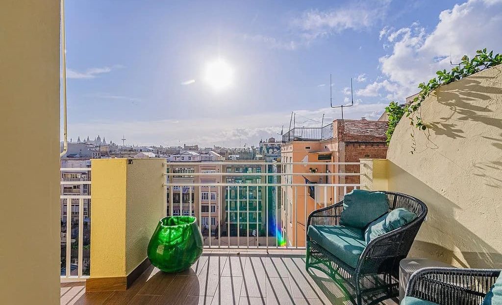 Терраса пентхауса с панорамным видом и уличной мебелью