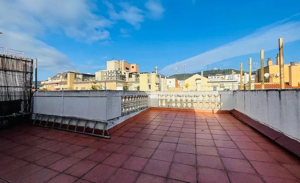 Просторная терраса с открытым видом на крыши Барселоны