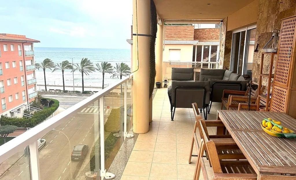 Терраса пентхауса с обеденной зоной и видом на набережную.