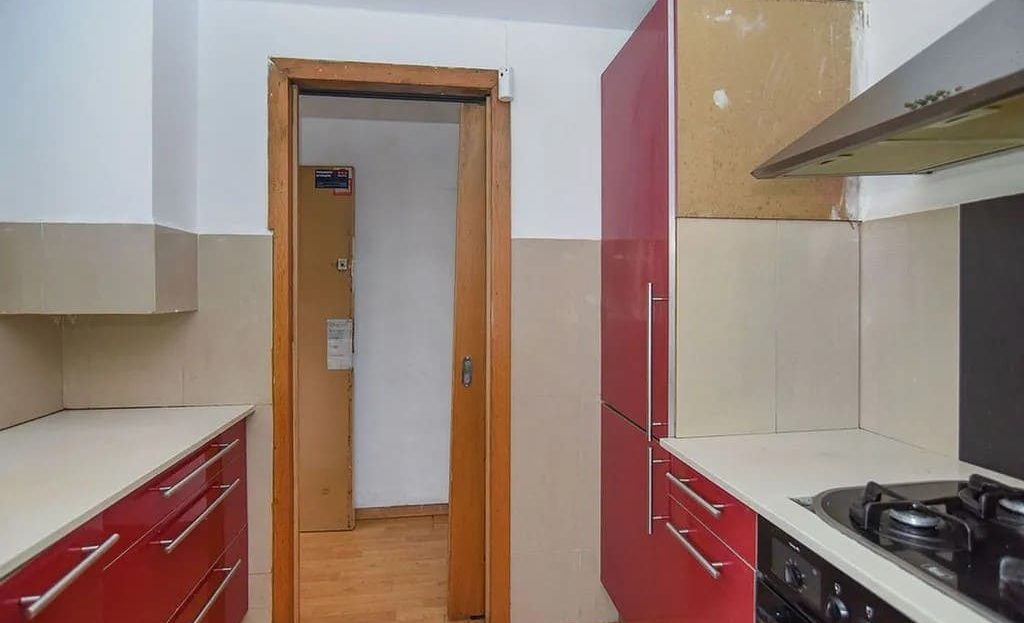 Кухня с красными фасадами и рабочей зоной