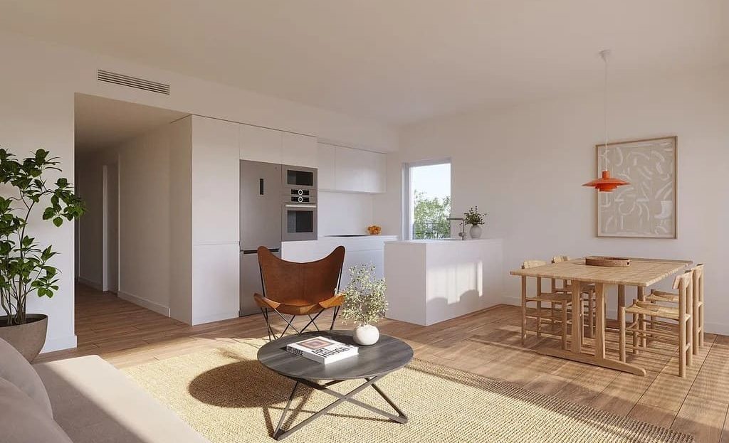 Светлая гостиная-столовая открытой планировки в новой квартире