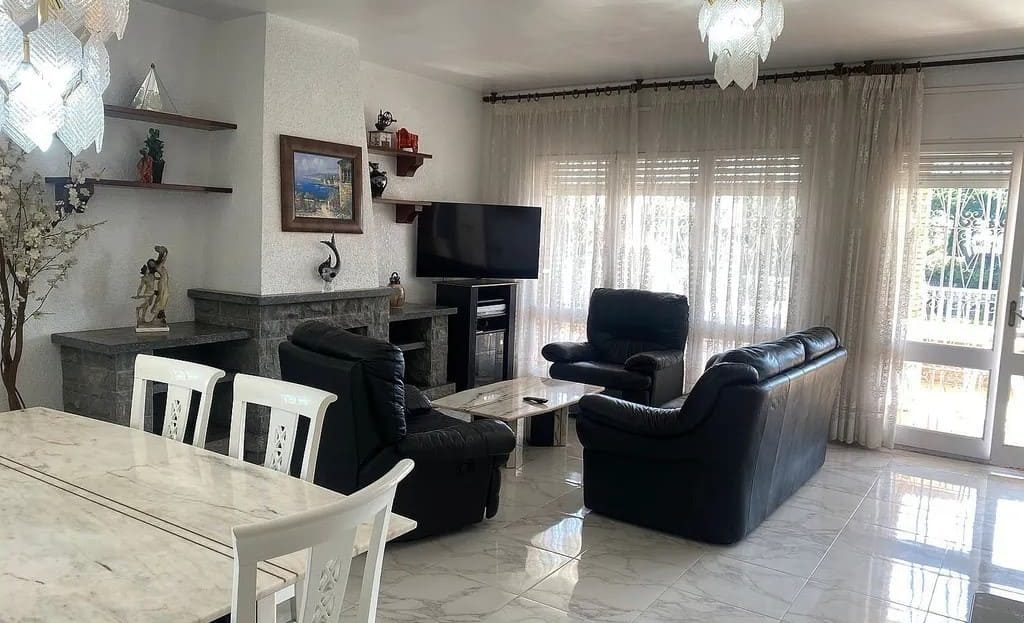 Гостиная и столовая с камином в вилле