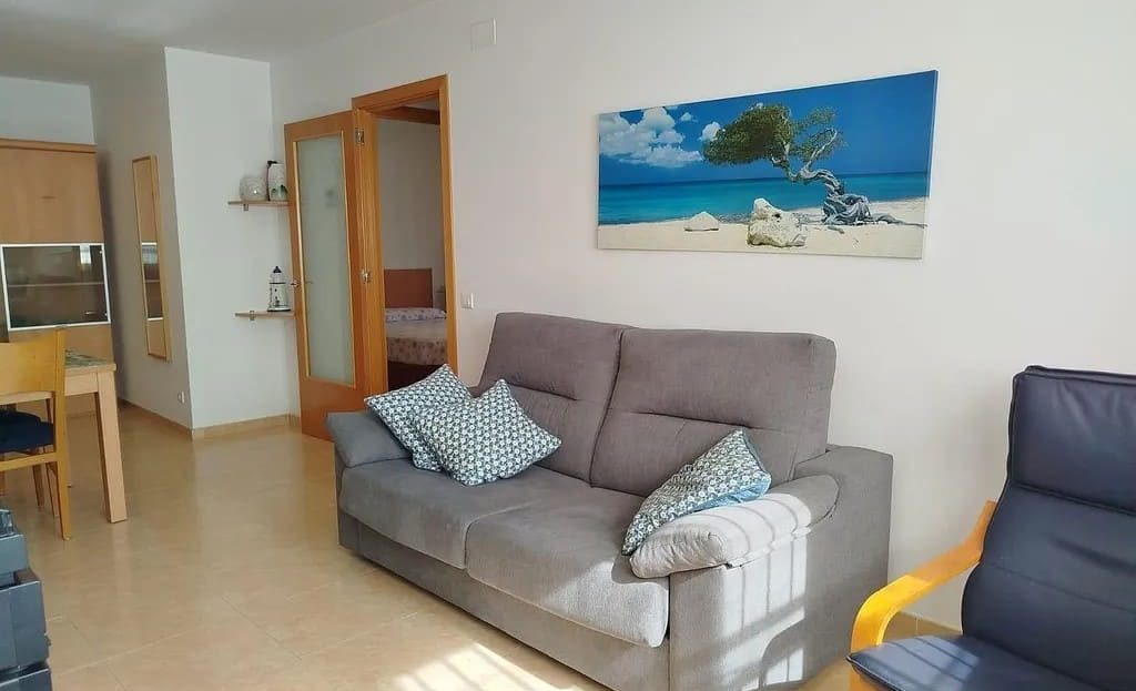 Гостиная с диваном и декоративной картиной на стене.