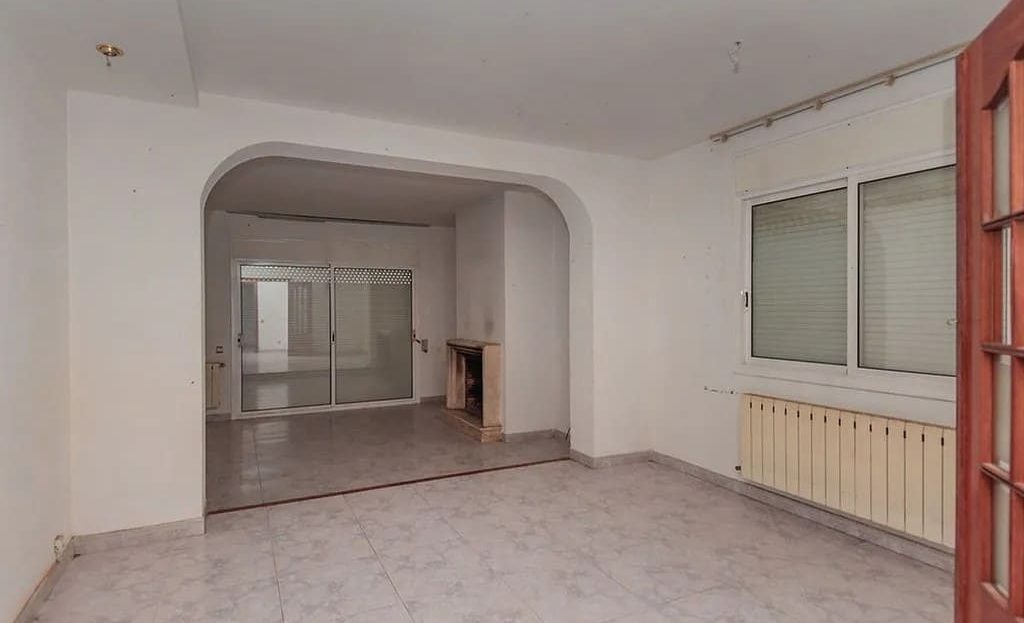 просторная гостиная-столовая с большими окнами