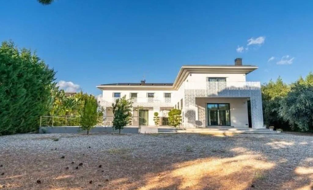 Фасад виллы с подъездной зоной и садом