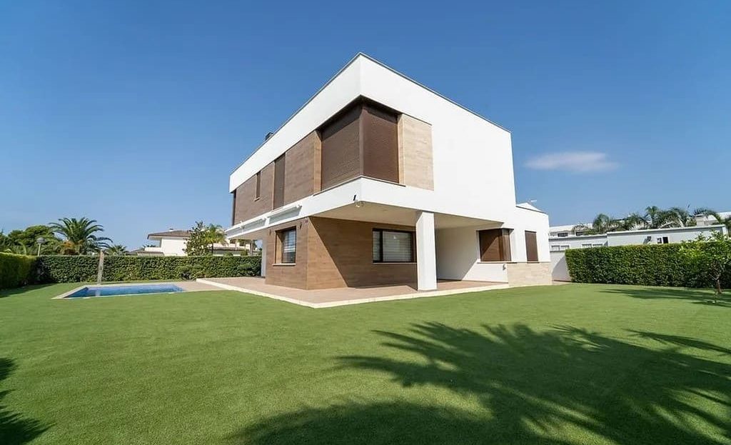 Вилла с большим зелёным участком