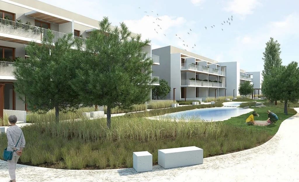 Зелёная зона жилого комплекса с водоёмом и современными зданиями