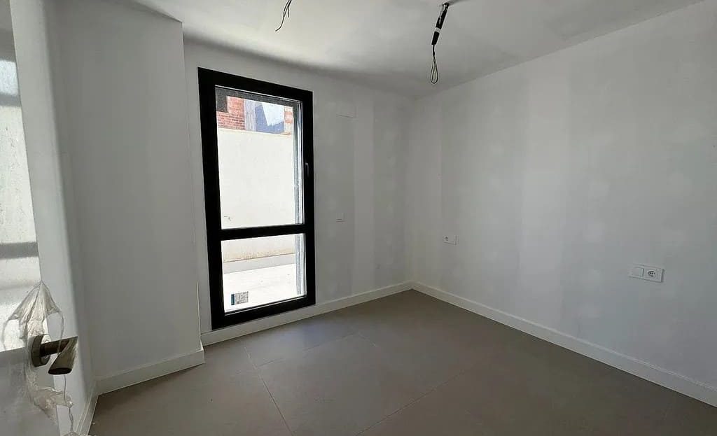 Яркая спальня в новостройке в Камбрильсе