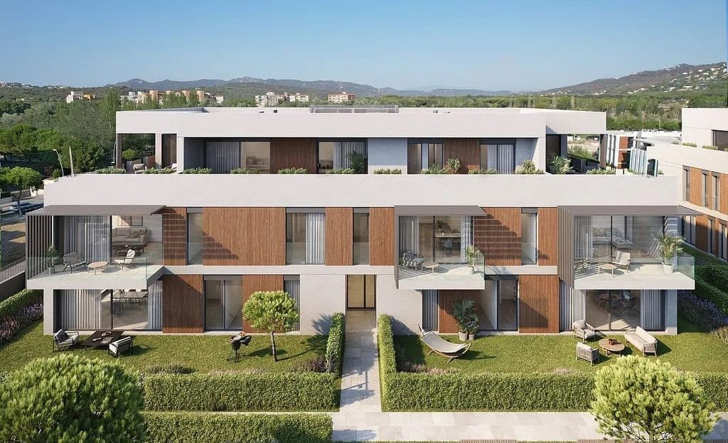 Фасад современного жилого комплекса с террасами и зелёными садами