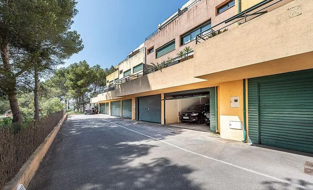 Подъезд и гаражи таунхаусов в жилом комплексе