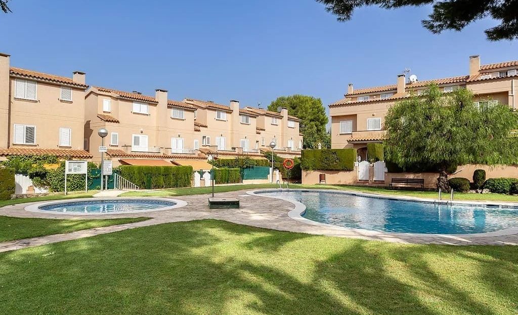 Общий бассейн жилого комплекса таунхаусов в Альтафулла