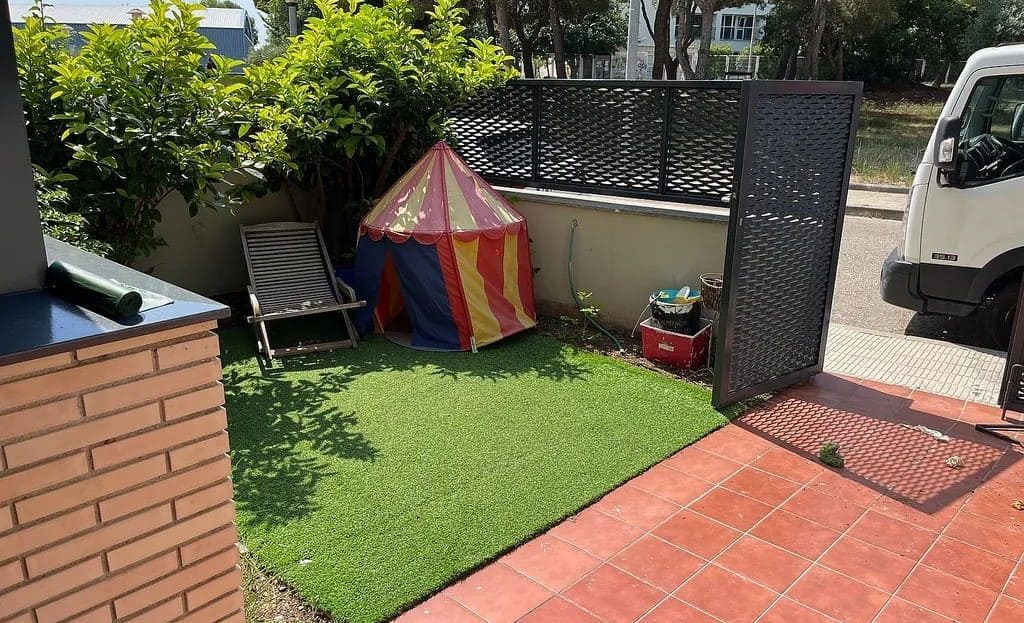 Частный дворик таунхауса с искусственным газоном