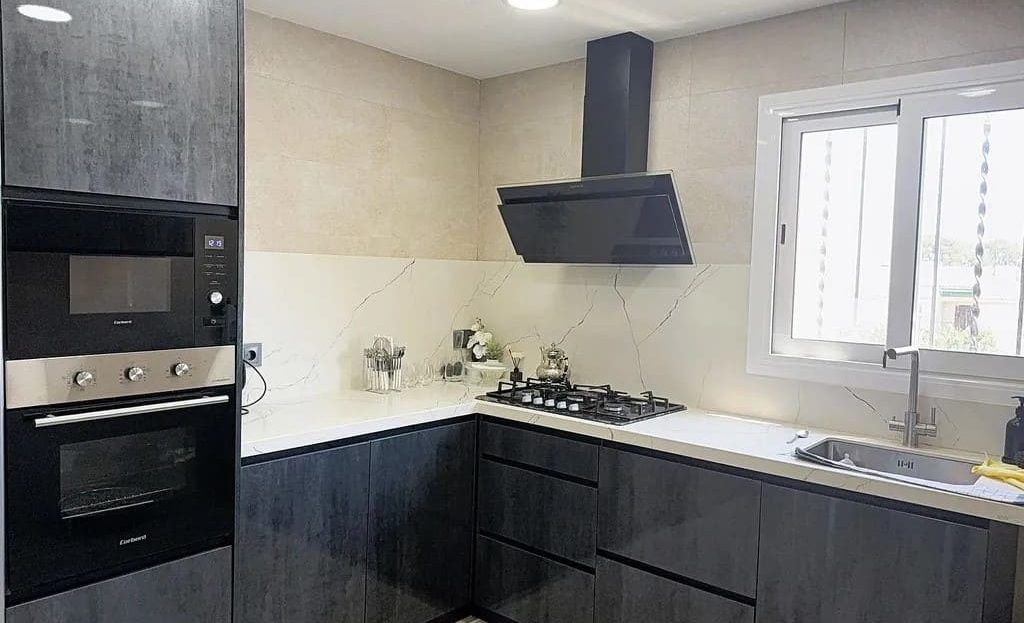 Современная оборудованная кухня после ремонта