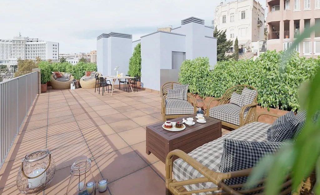 Просторная терраса с зоной отдыха и видом на город