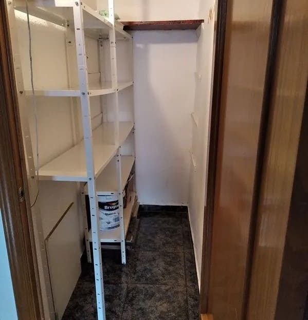 Небольшая кладовая с полками для хранения