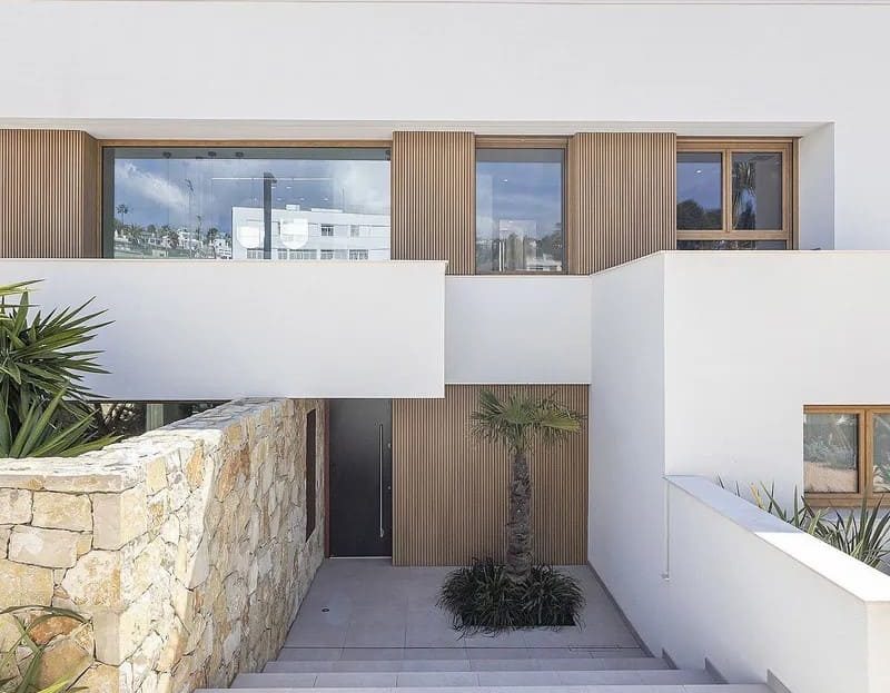 Вход в виллу с дизайнерской архитектурой и каменной отделкой