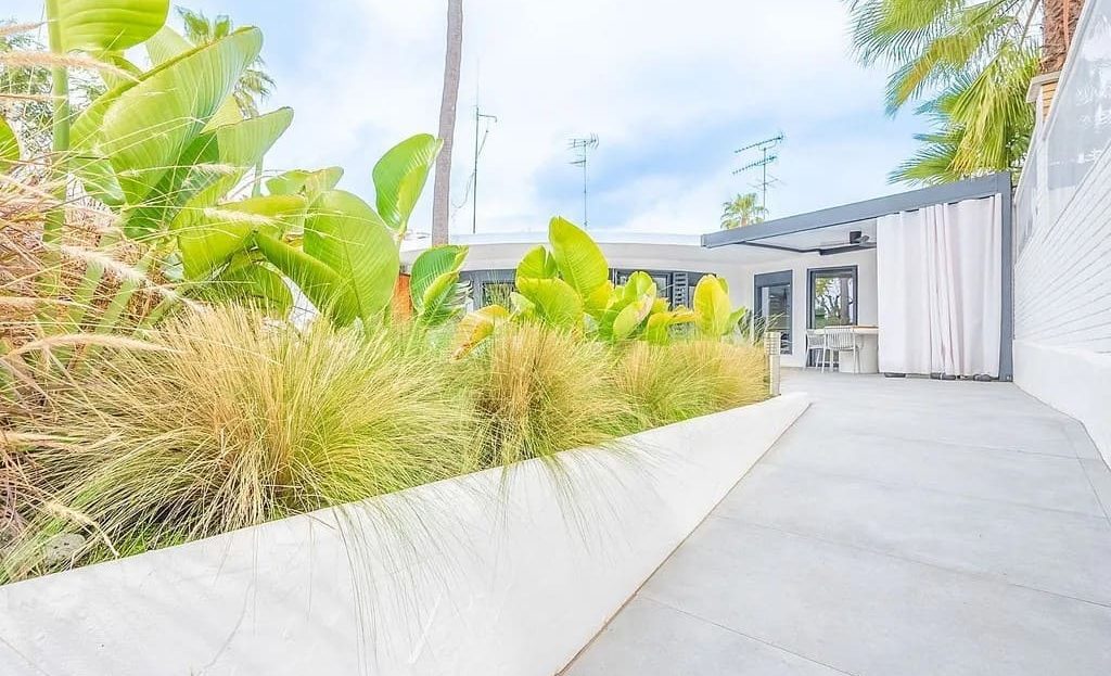 Частный сад с ландшафтным дизайном и террасой