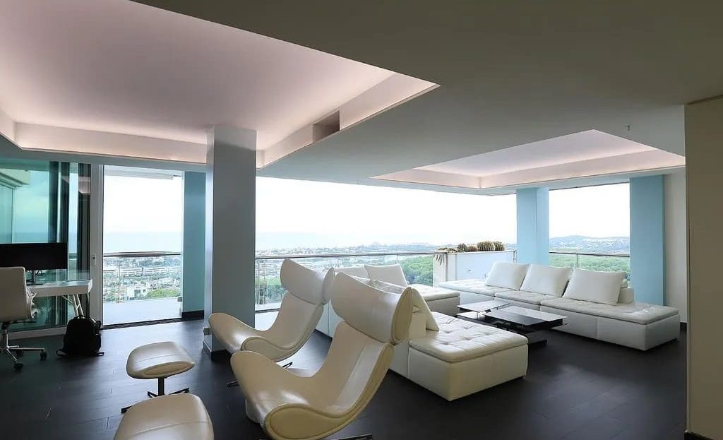 Просторная гостиная с панорамными окнами и видом на море
