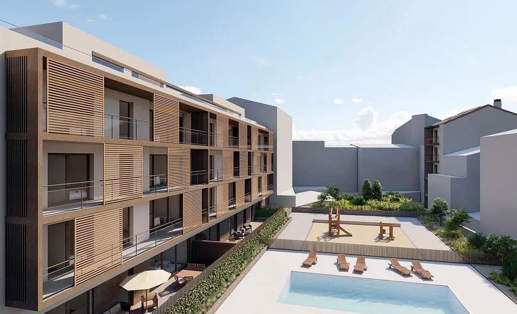 Внутренний двор комплекса с бассейном и зоной отдыха