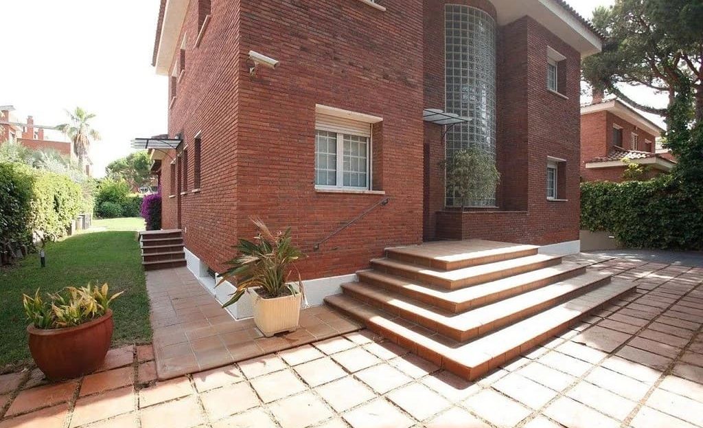 Главный вход в дом из открытого кирпича, Гава-Мар.