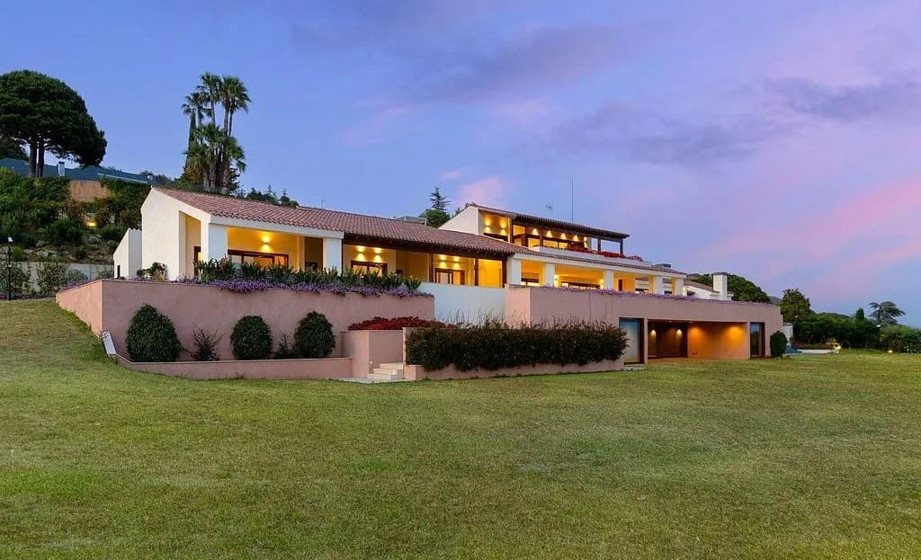 Боковой вид дома с большим участком и открытым пространством.