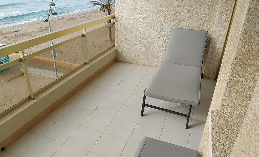 Шезлонги на просторной террасе с прямым видом на пляж.