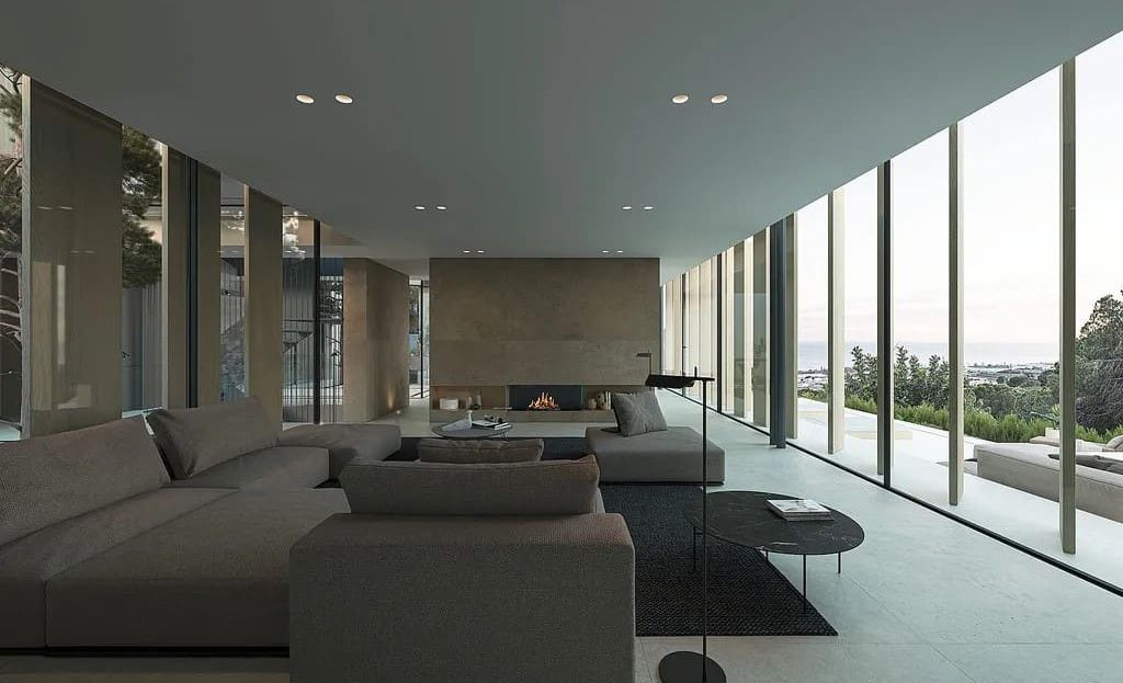 Просторная гостиная с панорамными окнами и видом на море