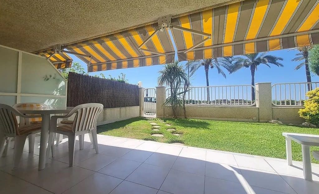 Крытая терраса квартиры с выходом в частный сад.