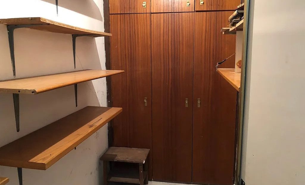 Кладовая площадью около 5 м² с полками